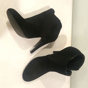 Steve Madden. Size 7 1/2. Black